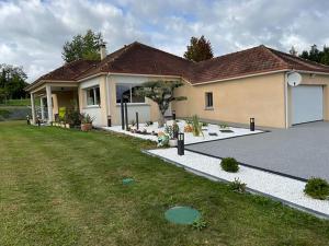 a house with a garage and a grass yard at Chez Christiane Et Gerard in Orthez