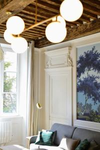 sala de estar con sofá y 2 luces en Eden blue, Lovely flat, bright & cosy in Lyon, en Lyon