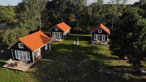 widok na dwa domy z pomarańczowymi dachami w obiekcie Domki na piasku w Smołdzińskim Lesie