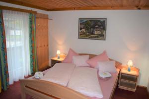 A bed or beds in a room at Landhaus Alpenrose - Feriendomizile Pichler