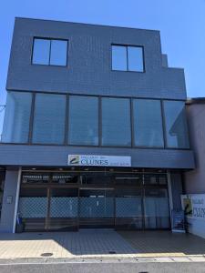 un edificio que tiene un montón de ventanas en él en Ballarat Clunes en Mino