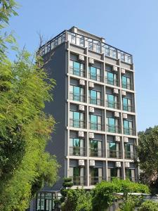 un edificio alto de color negro con ventanas y árboles en GOD’S Queen Esther, en Nangan