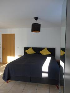 En eller flere senge i et værelse på Exclusive cozy apartment in the heart of Franconia