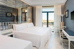 Postel nebo postele na pokoji v ubytování AZZ Mérida Medea Hotel