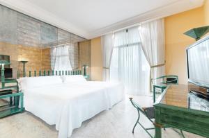Postel nebo postele na pokoji v ubytování AZZ Mérida Medea Hotel
