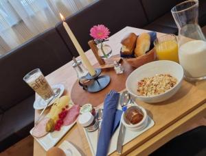 - une table avec un bol de céréales et un bol de nourriture dans l'établissement Plus Punkt Private Spa, à Weingarten