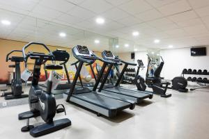 Fitness centrum a/nebo fitness zařízení v ubytování AZZ Mérida Medea Hotel