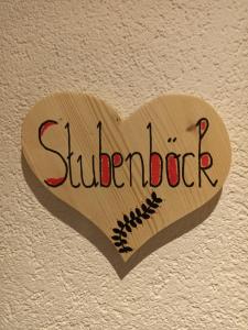 Un cuore di legno con la parola studebaker su un muro di Ferienwohnung Stubenböck ad Achenkirch