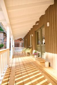 a porch of a house with a wooden floor at Hof Wölper Raven in Soderstorf