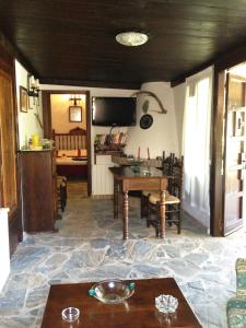 salon ze stołem i telewizorem w obiekcie Tu Villa Rural Cabaña 2 Dormitorios w mieście Alhaurín el Grande