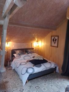 1 dormitorio con 1 cama grande en el ático en Au-Gré Du Lot, en Le Bourg