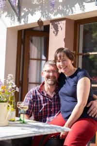 un homme et une femme assis à une table dans l'établissement Les Tilleuls, à Wissembourg