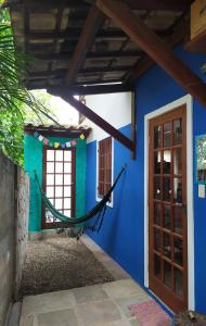een blauw huis met een hangmat ervoor bij Apartamento Chapada Diamantina in Lençóis