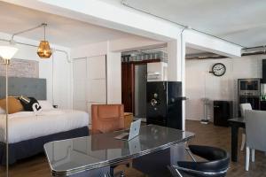 Pokój z łóżkiem i biurkiem z laptopem w obiekcie El Hierro Bed & Loft w mieście Valverde