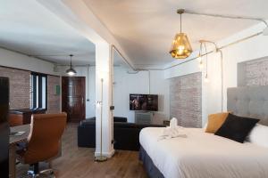 ein Schlafzimmer mit einem Bett und ein Wohnzimmer in der Unterkunft ELHIERRO BED&LOFT in Valverde