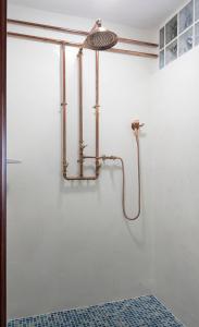 prysznic w łazience ze szklanymi drzwiami w obiekcie El Hierro Bed & Loft w mieście Valverde
