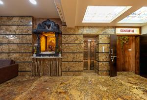 vestíbulo con lavabo y espejo en Hotel Blooming Soul en Kolhapur