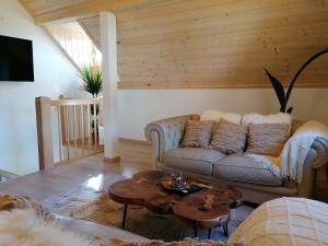 a living room with a couch and a table at Fichtelfeeling in Fichtelberg
