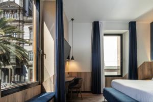 ein Hotelzimmer mit einem Bett und einem Fenster in der Unterkunft Boutique Hotel Cordial La Peregrina in Las Palmas de Gran Canaria