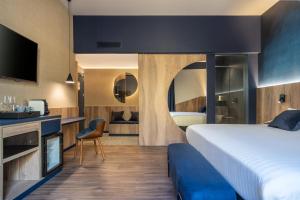 ein Hotelzimmer mit einem Bett und einer Küche in der Unterkunft Boutique Hotel Cordial La Peregrina in Las Palmas de Gran Canaria