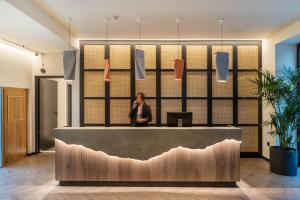 Ein Mann, der in einer Bürolobby telefoniert. in der Unterkunft Boutique Hotel Cordial La Peregrina in Las Palmas de Gran Canaria