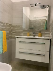 Zdjęcie z galerii obiektu Nuovissimo appartamento indipendente al centro !! w Katanii