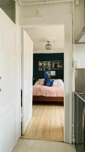 um quarto com uma cama e piso em madeira em ApartmentInCopenhagen Apartment 134 em Copenhague