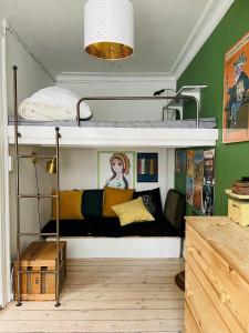 um quarto com 2 beliches num quarto em ApartmentInCopenhagen Apartment 134 em Copenhague