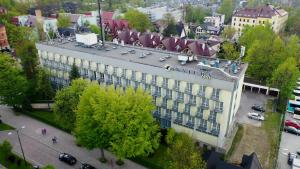 Vue de tête d'un bâtiment d'une ville dans l'établissement Kolejarz Natura Tour, à Zakopane