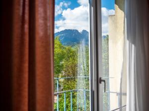 okno z widokiem na góry w obiekcie Kolejarz Natura Tour w Zakopanem