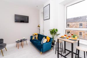 Μια τηλεόραση ή/και κέντρο ψυχαγωγίας στο Cheerful 2 Bedroom Homely Apartment, Sleeps 6 Guest Comfy, 3x Double Bed, Parking, Free WiFi, Suitable For Business, Leisure Guest,Glasgow, Glasgow West End, Near City Centre