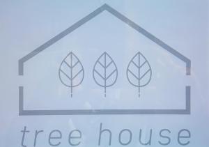 uma imagem de uma casa na árvore com três folhas em Tree House - 3 Casas Figueira Laranjeira Limoeiro em Sesimbra