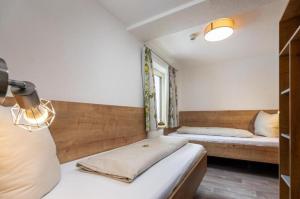 A bed or beds in a room at Haus Sabrina Rotpleiskopf