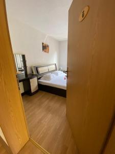 Voodi või voodid majutusasutuse Bus Station Hostel toas