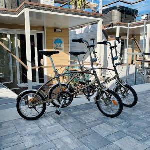 Duas bicicletas estão estacionadas fora de um edifício em Sirena Floating House Portorož em Portorož