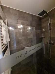 La salle de bains est pourvue d'une douche et d'un lavabo. dans l'établissement Hotel No Minoé, à Locminé