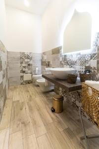 Un baño con lavabo, inodoro y bañera. en Biù b&b, en Castellammare di Stabia 63 fotos más