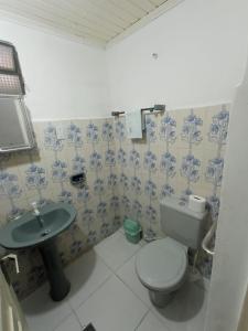 uma casa de banho com um WC e um lavatório em Suíte agradável no centro da cidade. em Boa Vista