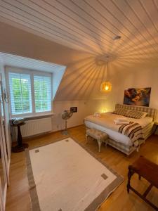 a bedroom with a large bed and a ceiling at Zee Vakantievilla Begijnhof 5 De Haan in Nieuwmunster