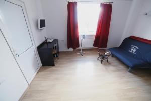 Habitación con cama y ventana con cortinas rojas. en Villa Elena, en Yanoshi