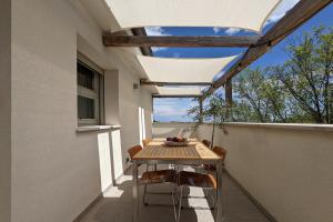 a table and chairs on the balcony of a house at Casa Luce in Torre di Palme