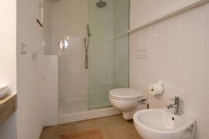ein Bad mit einer Dusche, einem WC und einem Waschbecken in der Unterkunft Casa Luce in Torre di Palme