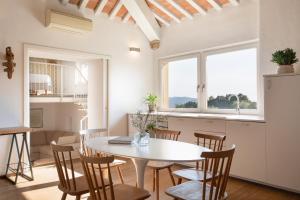 a kitchen and dining room with a white table and chairs at Ca Sander in Caprino Veronese
