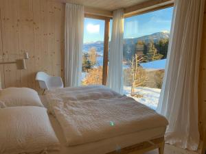 מיטה או מיטות בחדר ב-Modern & Homely Nature-Apartemt