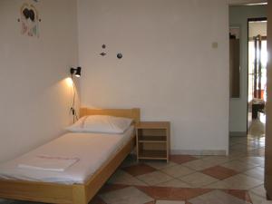 Posteľ alebo postele v izbe v ubytovaní Apartment in Lopar with sea view, loggia, air conditioning, W-LAN 4229-6