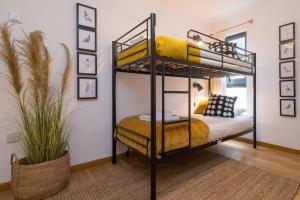 Tempat tidur susun dalam kamar di Beautifully styled, central apartment sleeping 10