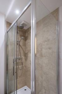 y baño con ducha y puerta de cristal. en Beautifully styled, central apartment sleeping 10, en Brighton & Hove