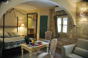 Postel nebo postele na pokoji v ubytování Hôtel du Palais des Papes