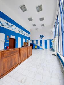uma sala de tribunal com paredes azuis e brancas em Termas da Sulfurea em Cabeço de Vide