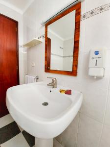 a white sink in a bathroom with a mirror at Termas da Sulfurea in Cabeço de Vide